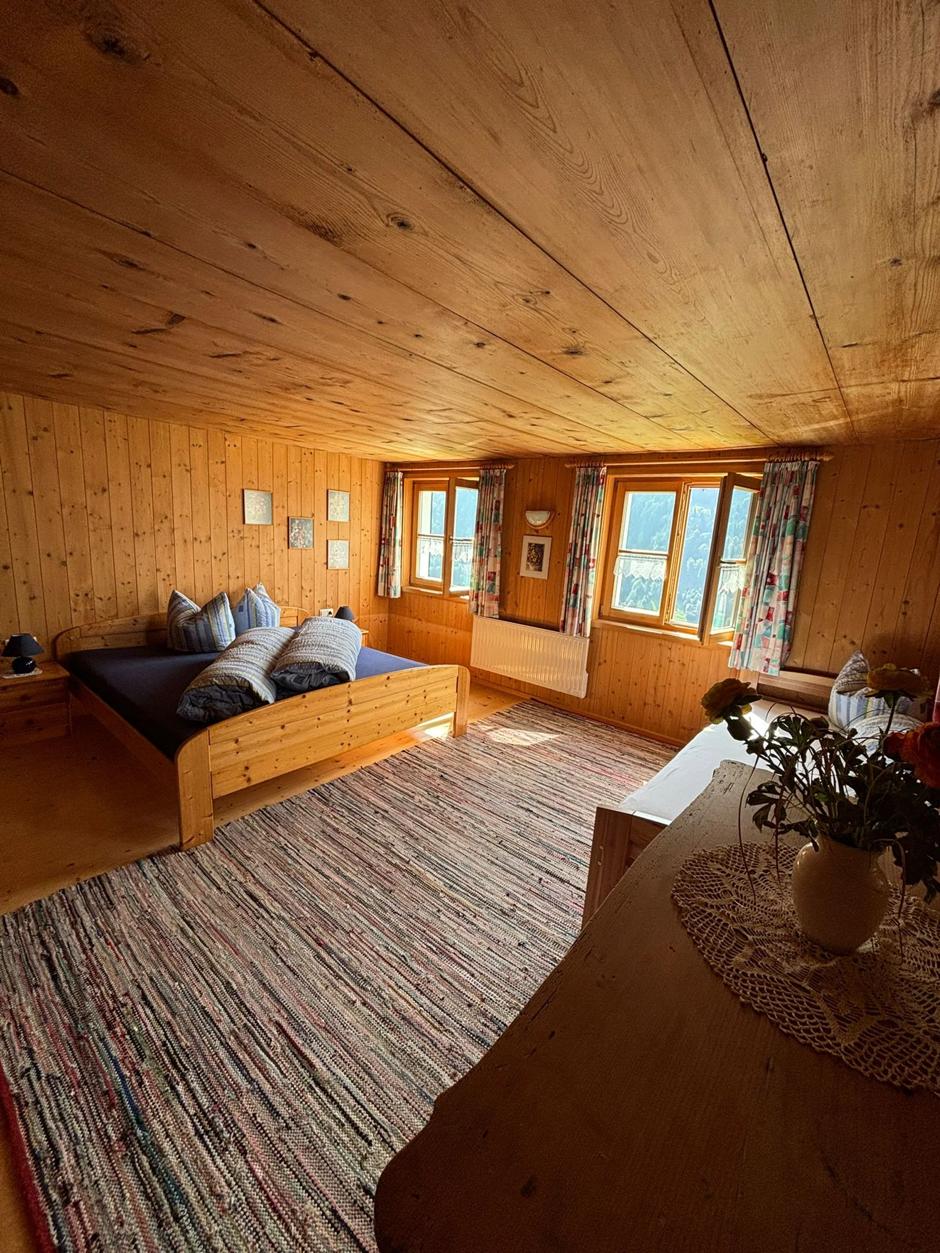 Schlafzimmer 2 mit 3 Betten - Haus Sücka - Ferienhaus Haus Sücka Blons, Großes Walsertal