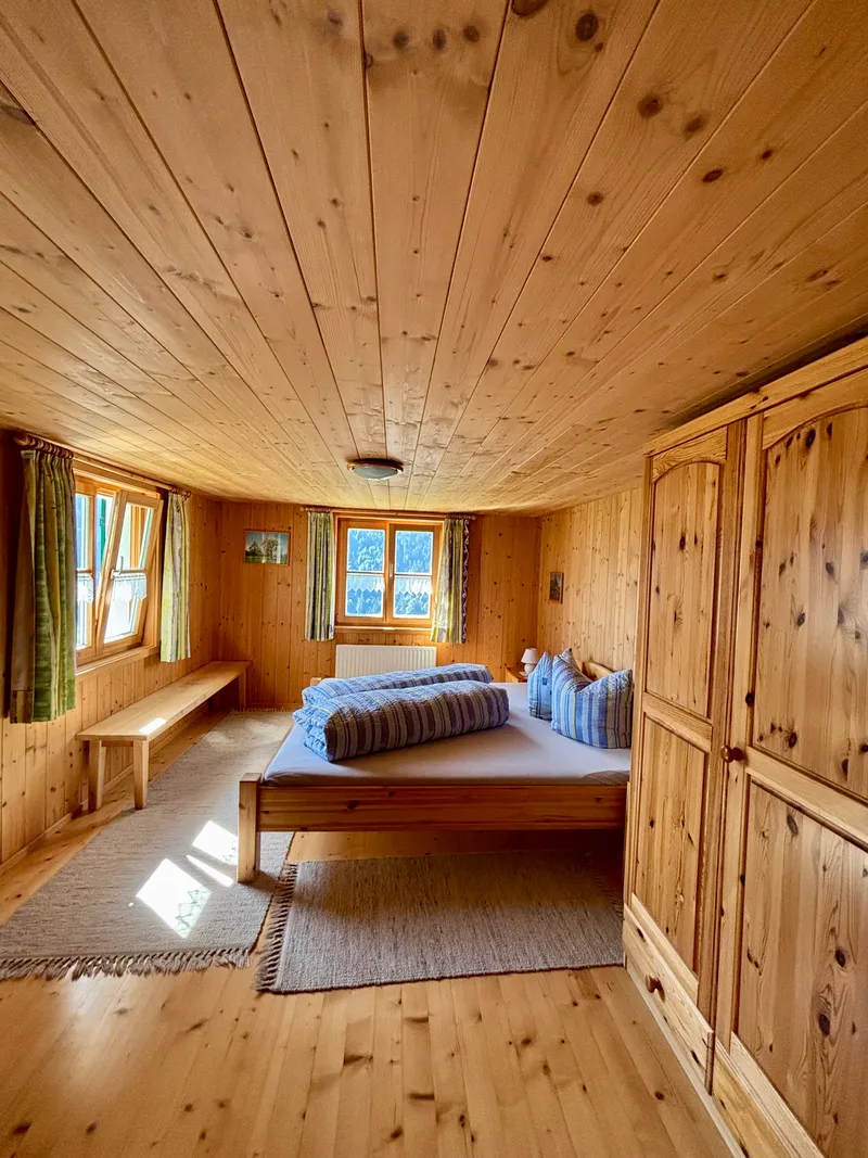Schlafzimmer 3 mit Doppel- und Kinderbett m Obergeschoß - Haus Sücka - Ferienhaus Haus Sücka Blons, Großes Walsertal