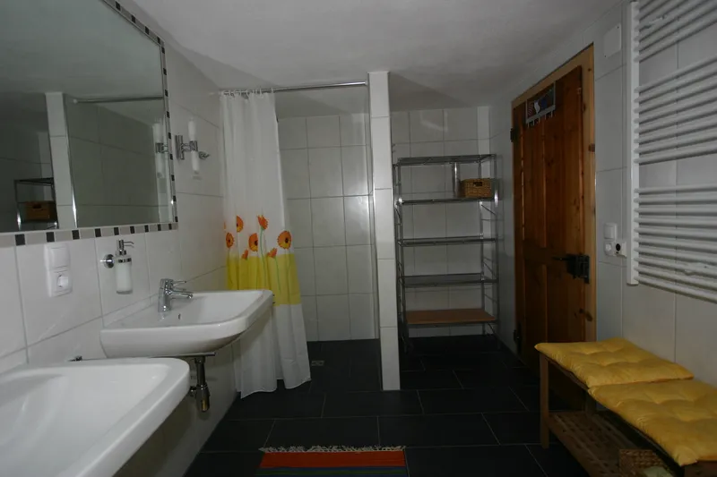 Bad im Erdgeschoß mit Dusche - Haus Sücka - Ferienhaus Haus Sücka Blons, Großes Walsertal