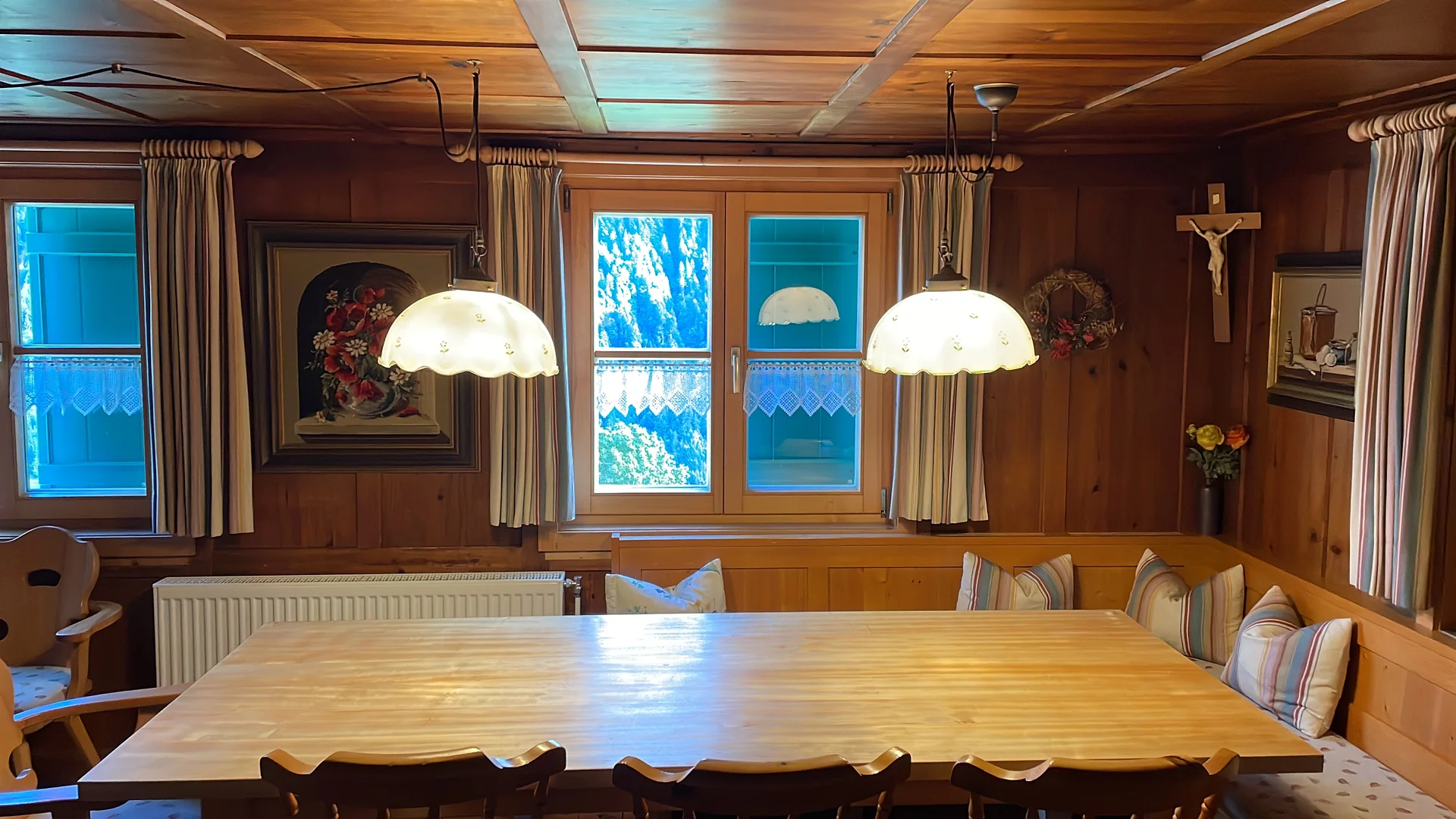 Stube mit großem Tisch - Haus Sücka - Ferienhaus Haus Sücka Blons, Großes Walsertal