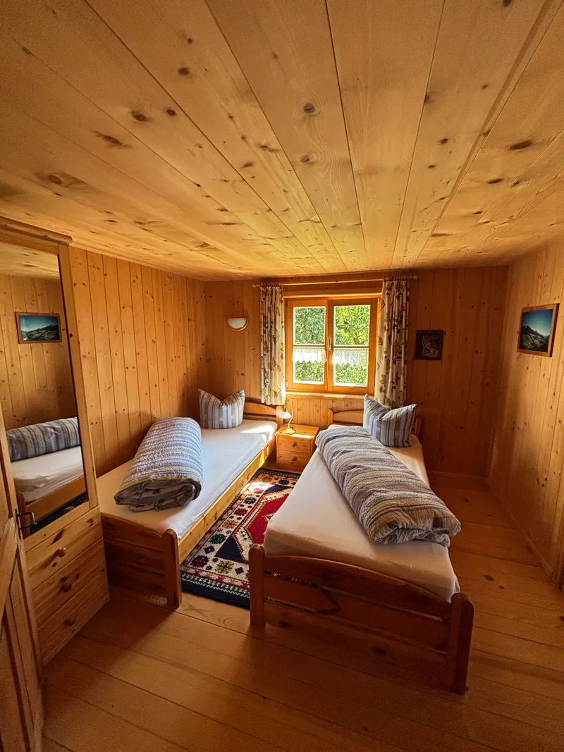 Schlafzimmer 4 mit 2 Einzelbetten m Obergeschoß als Durchgangszimmer - Haus Sücka - Ferienhaus Haus Sücka Blons, Großes Walsertal