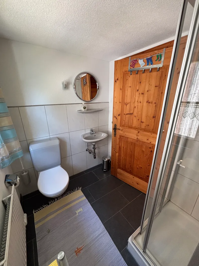 Dusche mit WC im Obergeschoß - Haus Sücka - Ferienhaus Haus Sücka Blons, Großes Walsertal