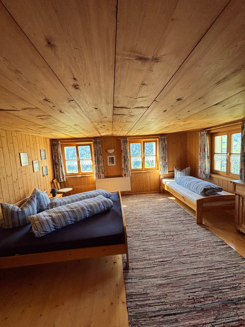 Schlafzimmer 2 mit Doppel- und Einzelbett - Haus Sücka - Ferienhaus Haus Sücka Blons, Großes Walsertal