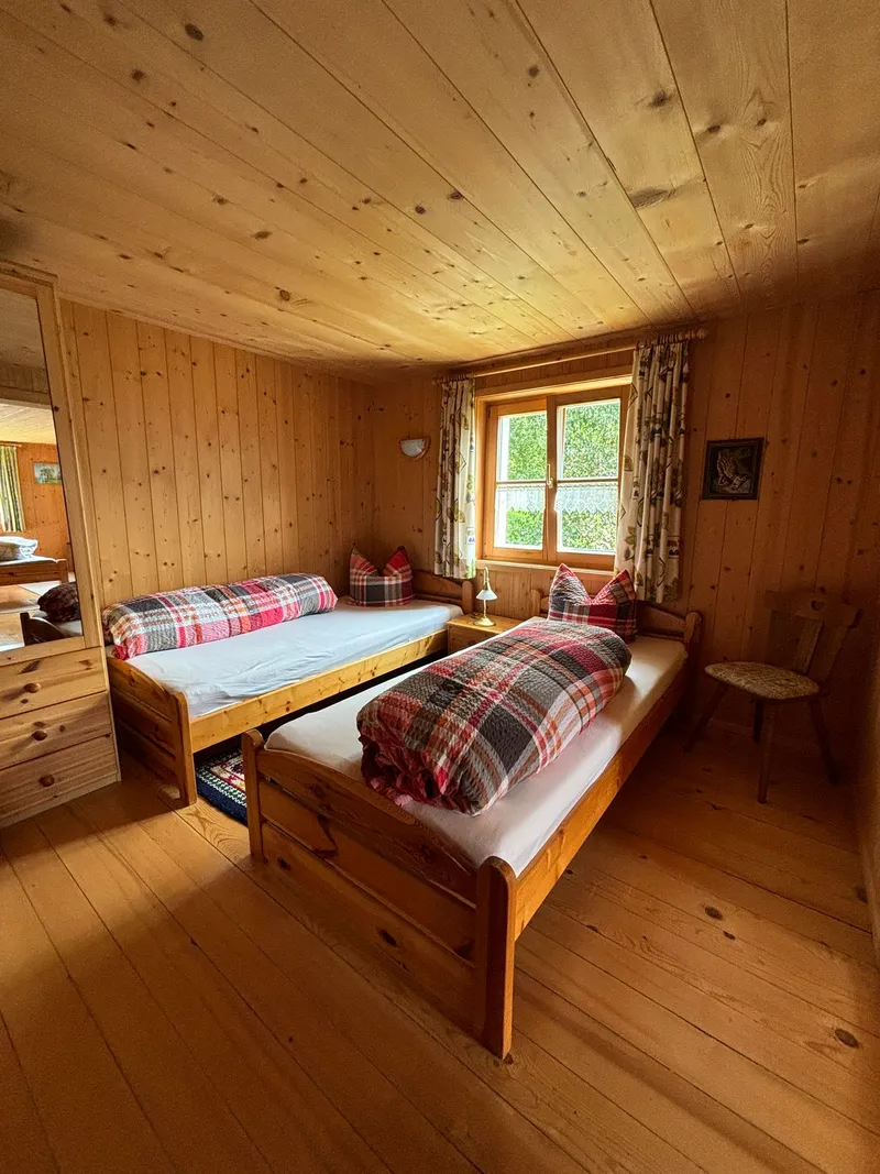 Schlafzimmer 4 als Durchgangszimmer mit 2 Betten - Haus Sücka - Ferienhaus Haus Sücka Blons, Großes Walsertal